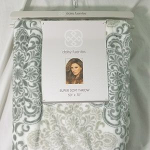 Daisy Fuentes Soft throw 100% Polyester